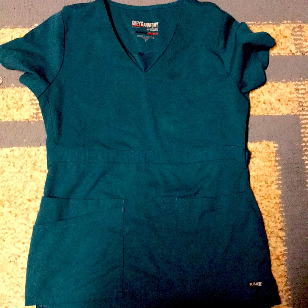 Size small Grey’s Anatomy set of scrubs. Lightly worn. Can be unisex.